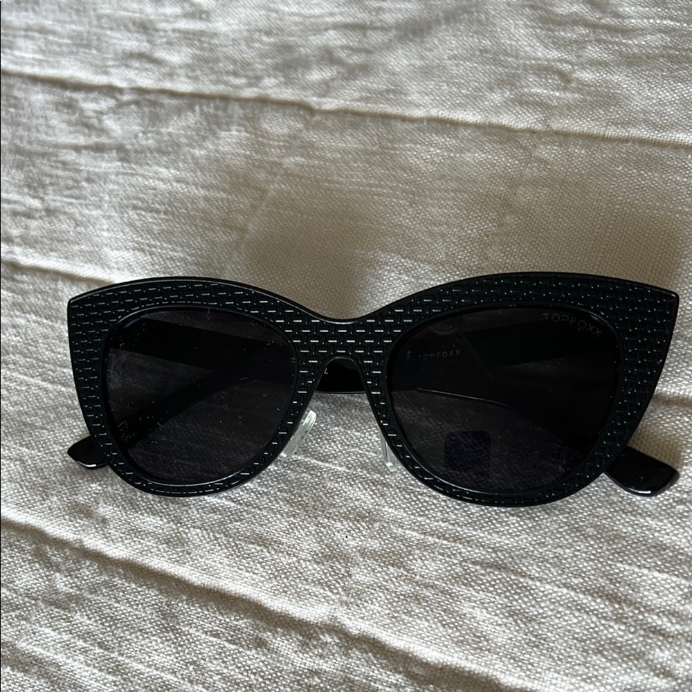 Topfoxx Black Metal Cat-Eye Sunglasses w/case